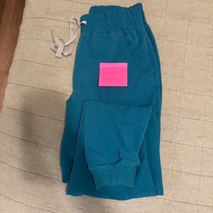 Figs pacific blue Zamora joggers with scrunch top